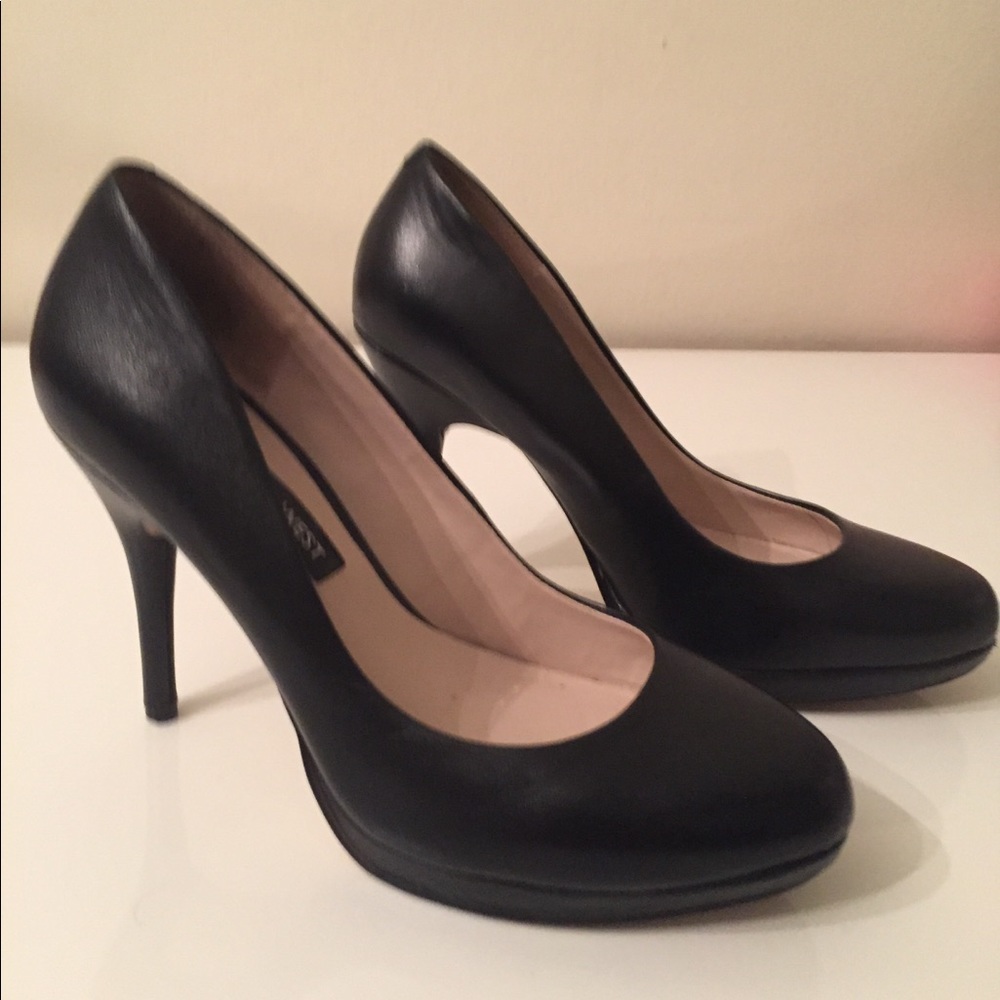 Classic black leather heels practically new sz 6